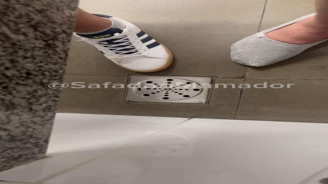 Ursão mamou e deu pra mim no mictório do banheiro do...