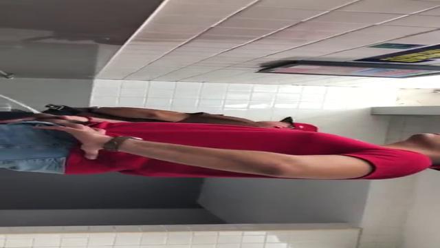 Flagras de machos Mijando em banheiro Pubiico