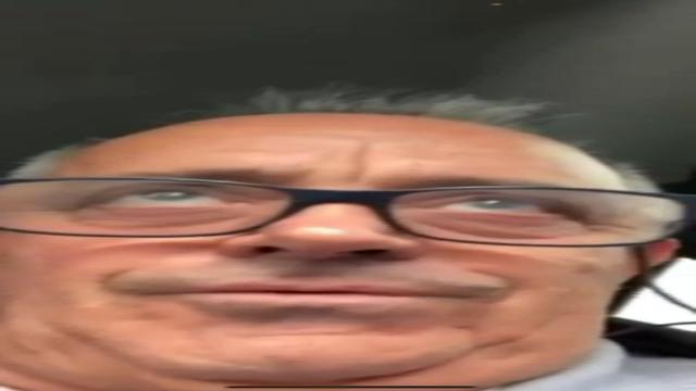 Esse taxista é perfeitoooo gente muito lindo mostran...