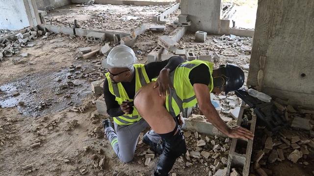 Enfiando pinto de borracha no cu do eletricista na obra 