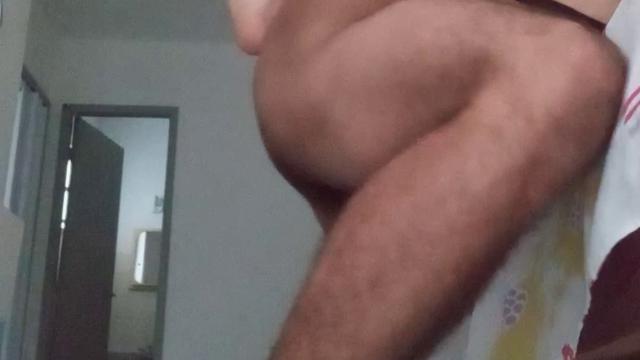 Enchendo o cuzinho do Thalis de leite