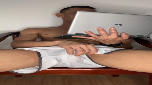 Assistindo um pornozão hétero ???