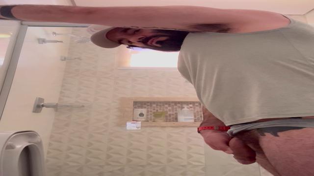 Gosta de ver o cara mijando? Entao aproveita e chaco...