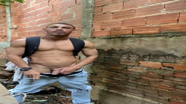 Cria socando uma no mato 