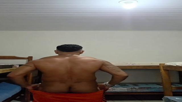 Reparem o tamanho do quarto que o PRETUU vai passar ...