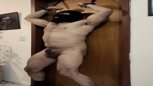 Amarrado pra não se proteger dos meus chutes 