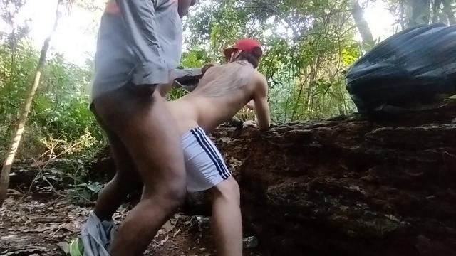 Tatuado magrinho levando rola de preto 