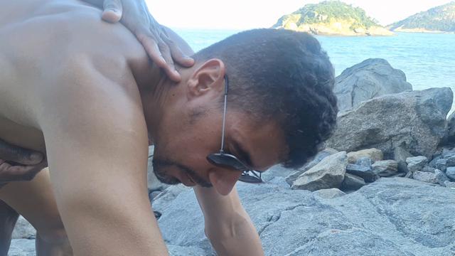 Dando pra desconhecidos no pelo e recebendo leite na praia de abrico . 1° parte 