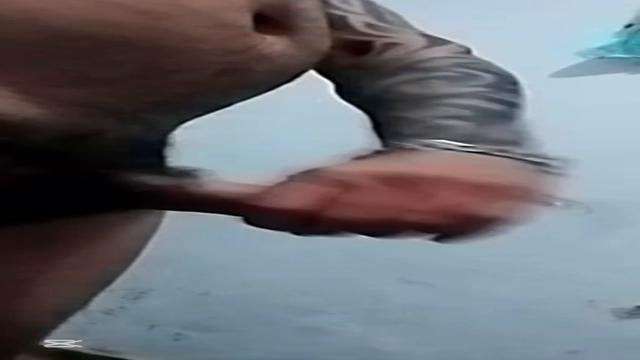 Quarentao gostoso que tem os 2 braços tatuados finalmente deu leite vídeo inédito 