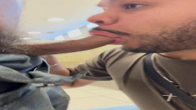 Mamando gostoso no banheiro do shopping 