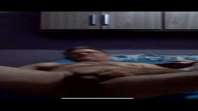 Coroa trabalha fazendo entrega dos correios  grisalh...