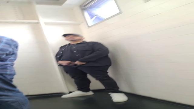 Machos com tesão no banheirão