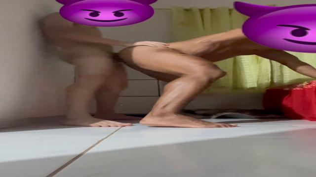 corre e assina mas de 200 videios , esse novinho soc...