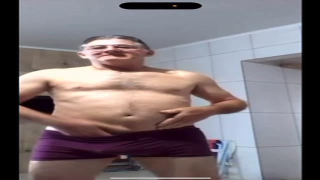 Mais um vídeo desse safadinho de olhos azuis grisalh...