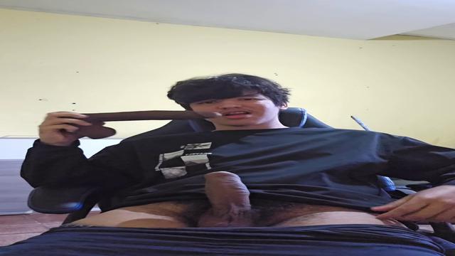 Engolindo o consolo preto e mostrando o cuzinho