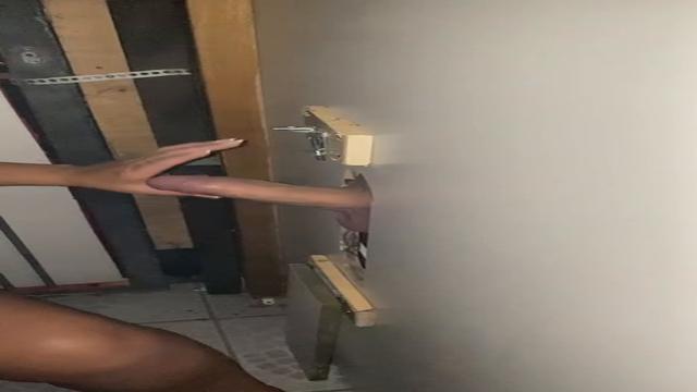 Mamando varios no Gloryhole
