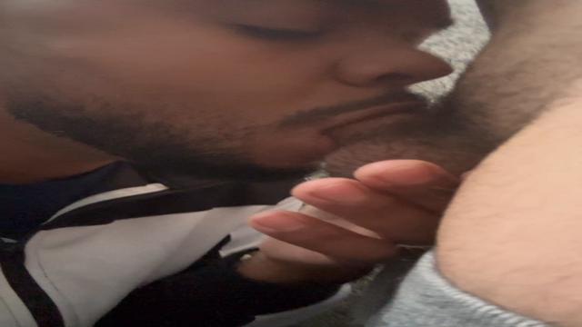 Casado leitou fundo na minha garganta no banheiro do...