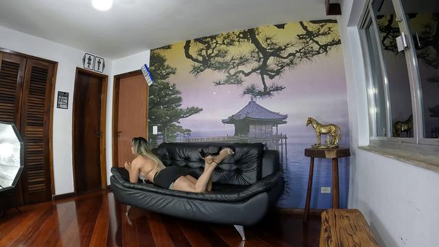 Elisa Ferraz na sua primeira vez na mansão se prepara para sua primeira DP