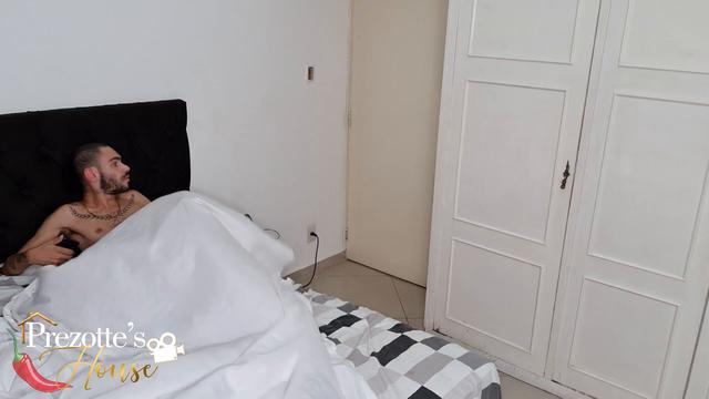 Veja o que rolou Hoje no Prezotte´s House, a Camareira Sabrina Prezotte  foi organizar o quarto do hóspede e acabou levando muita pica.