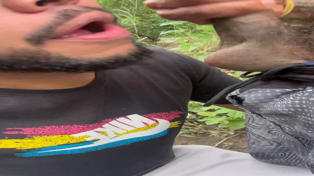 Novinho maloqueiro enchendo minha boca de leite na t...