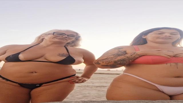 Falando sacanagens na praia com amiga safada, e depois tiramos a virgindade do novinho que encontramos lá.
