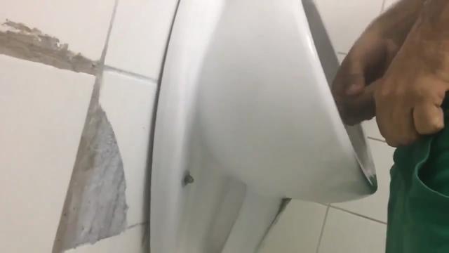 Espiando mijada na rodoviária