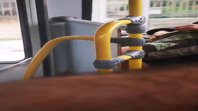 Safado dotado com tesão no ônibus 