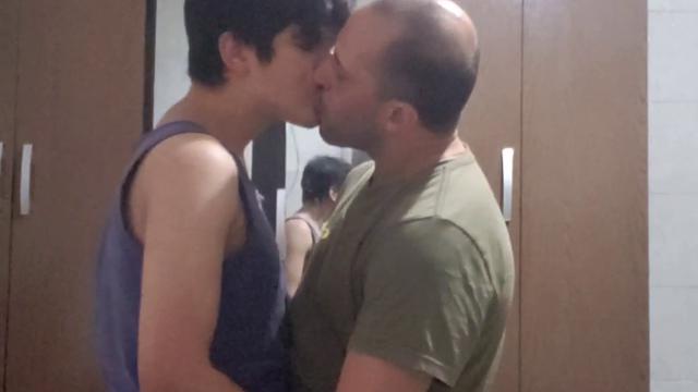 Beijando e roçando bem gostoso meu amigo