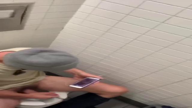Dotado batendo uma no banheiro até gozar 