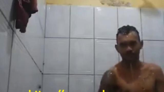 Caminhoneiro no banho de pau duro