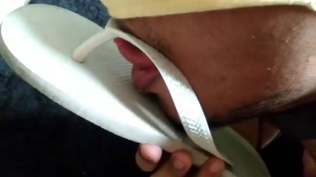 Trouxa lambendo chinelo