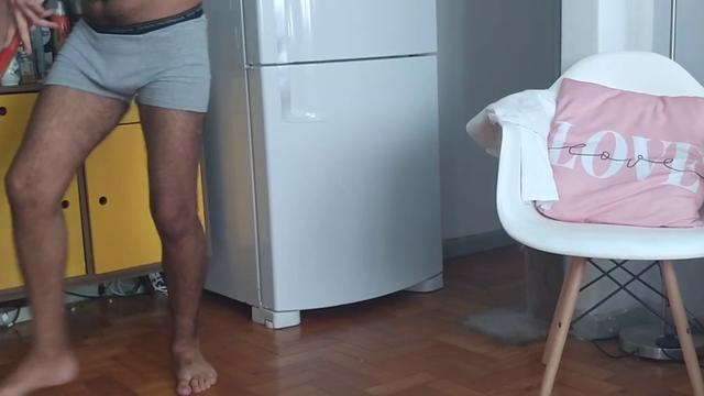 Meu otariozinho de estimação varrendo o chão onde eu...