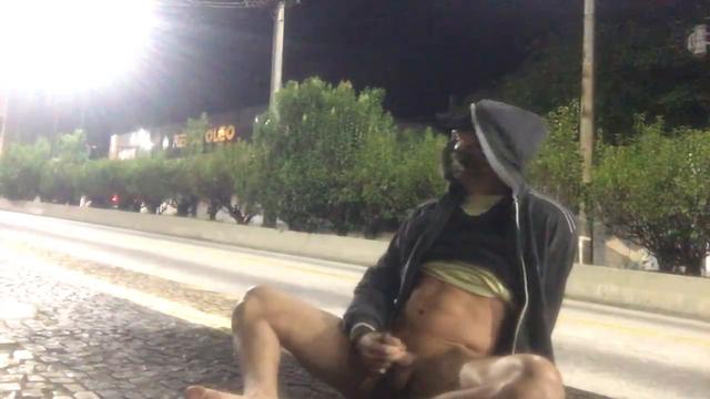 De 4 exibindo o rabão no ponto de ônibus. Gozada no ...