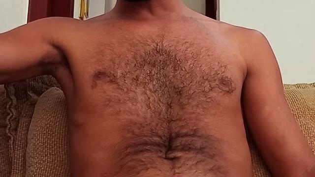 Batendo no sofá da sala