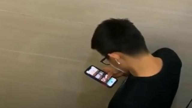 Novinho aliviando no banheiro