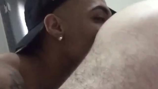 Linguando o Rabão do Gostoso