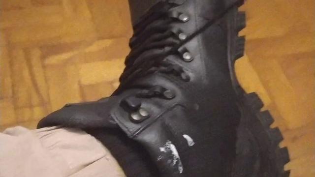 Chegando em casa e tirando as botas do pezão fedido.