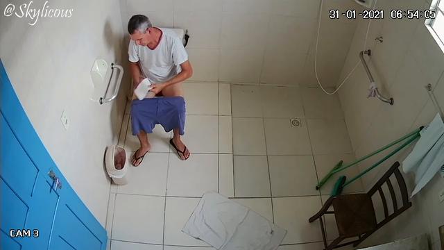 Maduro roludo no banheiro