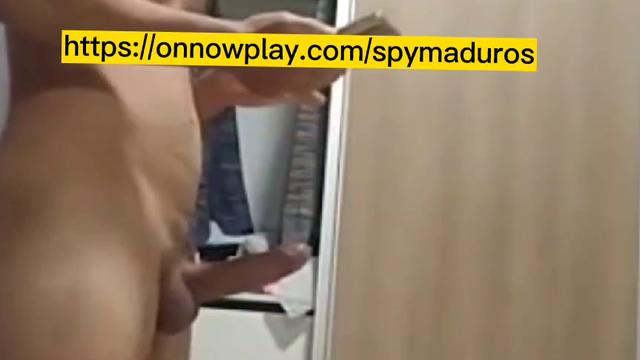 Maduro safado exibindo