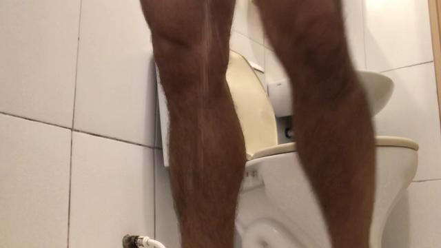 Dando um mijão no banho