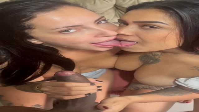 Chupei a minha amiga enquanto ela dava para o meu na...