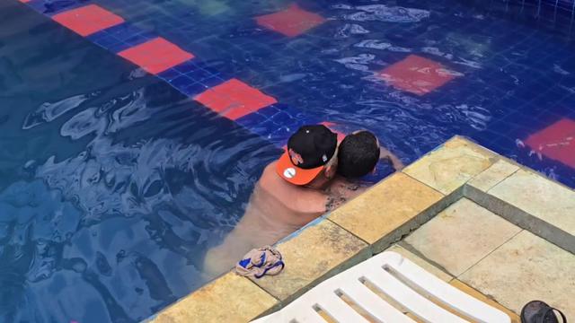 FODENDO O BOYZINHO NA PISCINA
