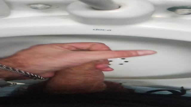 Batendo uma no banheiro da estação. 