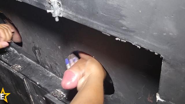 MAMADAS NO GLORY HOLE