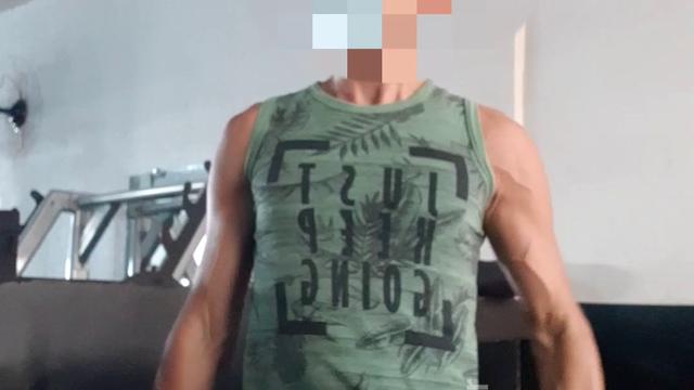 Treinando a terceira perna na academia