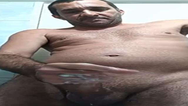 Mais uma gozada inédita do coroa que goza 5 vezes ao dia sempre sai muito leite 