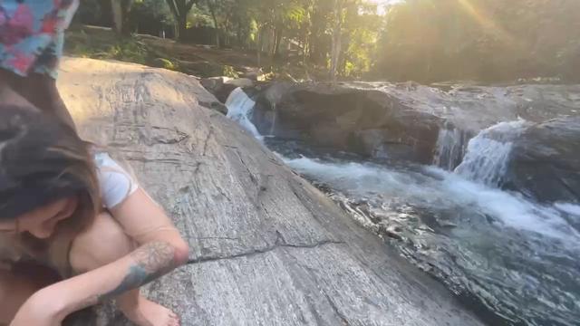 Exibicionismo e sexo na cachoeira 