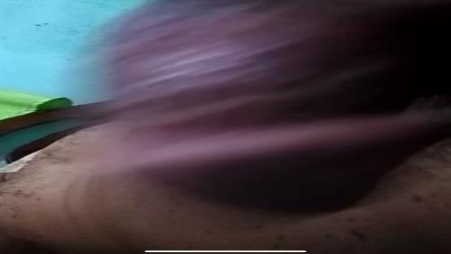 Pai de um amigo chamando no vídeo pra mostrar a rola...