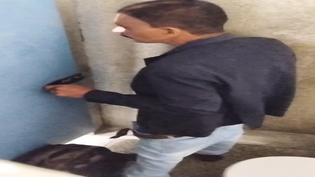 Coroa fazendo banheirão