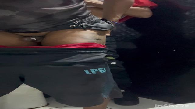 Dando para um fiscal de loja no banheiro